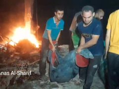 مجزرة مروعة في جباليا , أكثر من 18 شهيدا من بينهم أطفال ونساء في قصف اسرائيلي استهدف منزلا فجر اليوم.