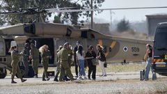 الأسير عيدان ألكسندر في طريقه إلى إسرائيل بعد تسليمه للصليب الأحمر