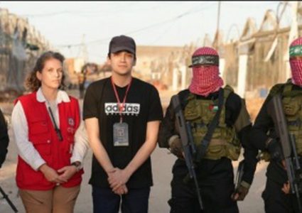 جيش الاحتلال يعلن تسلم الأسير عيدان ألكسندر ويقول أنه بصحة جيدة