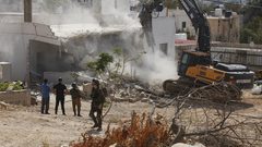 الاحتلال ينفذ عمليات هدم في عناتا شمال شرق القدس