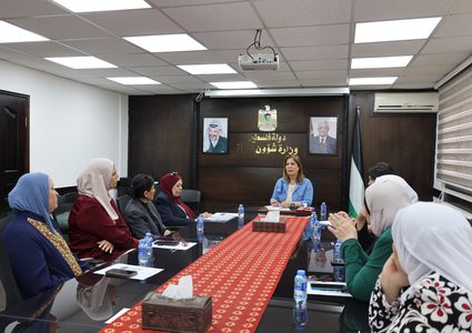 الخليلي تؤكد أهمية استدامة خدمات الحماية والدعم للنساء