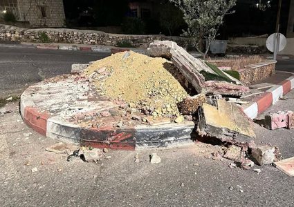 الاحتلال يقتحم البيرة ويهدم النصب التذكاري للشهيدين عوض الله