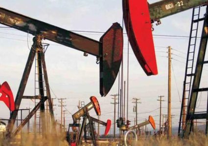 النفط ينخفض مع ترقب المتداولين قفزة في مخزونات الخام الأميركية