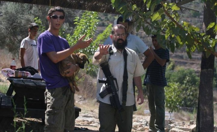 مستوطنون يخلعون أبواب غرفة زراعية في المغير ويحاولون إحراقها