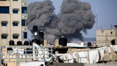 شهداء بينهم طفلان وصحفي في قصف الاحتلال مدينتي غزة وخان يونس