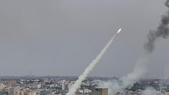 الحوثيون يعلنون استهداف مطار بن غوريون الإسرائيلي بصاروخ باليستي فرط صوتي