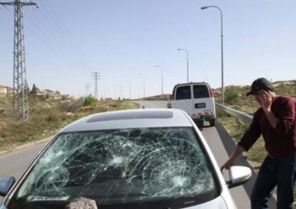 مستوطنون يهاجمون مركبات المواطنين جنوب نابلس