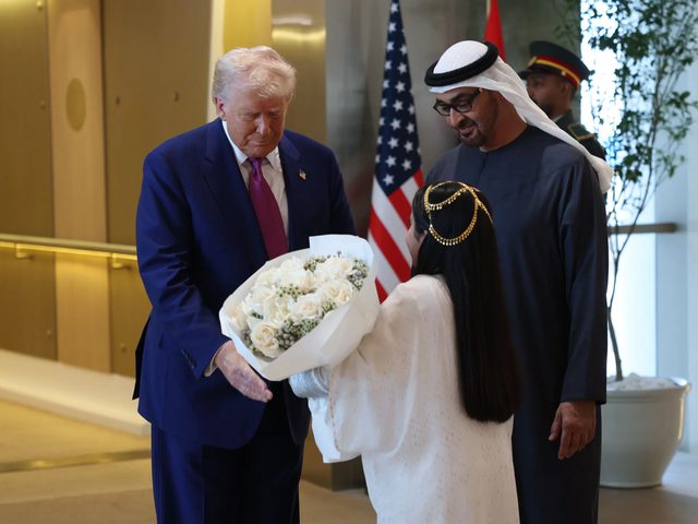 في آخر محطات جولته الخليجية .. ترامب يصل إلى الإمارات