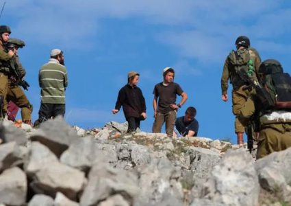 مستوطنون يعتدون على متضامنين أجانب بمسافر يطا