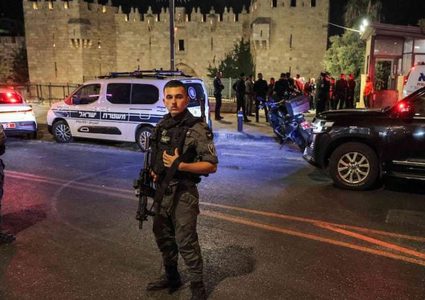 إصابة شرطي إسرائيلي بعملية طعن على ابواب الاقصى واستشهاد المنفذ