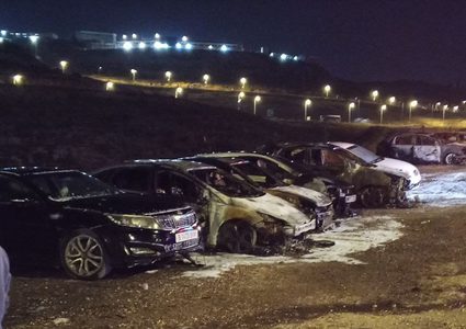 مستعمرون يحرقون ١٧ سيارة غرب سلفيت