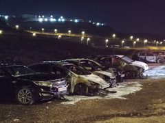 مستعمرون يحرقون ١٧ سيارة غرب سلفيت