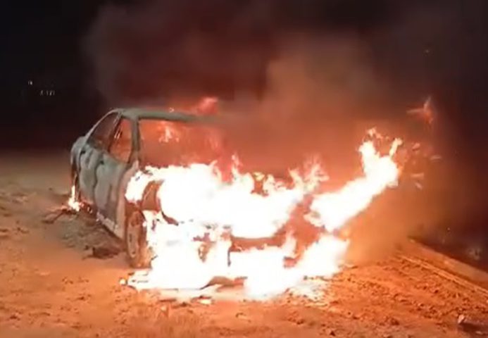مستعمرون يحرقون مركبة شمال غرب نابلس