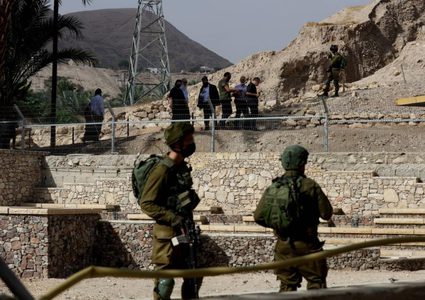 مستعمرون يقتحمون تجمع شلال العوجا شمال أريحا