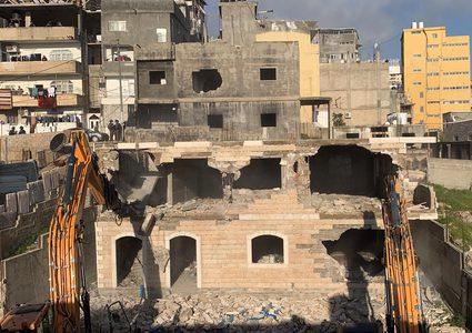 الاحتلال يجبر مقدسيا على هدم بناية في مخيم شعفاط