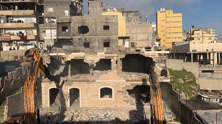 الاحتلال يجبر مقدسيا على هدم بناية في مخيم شعفاط