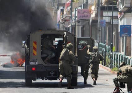 إصابة شابين واعتقال طفل من بلدة سعير شرق الخليل