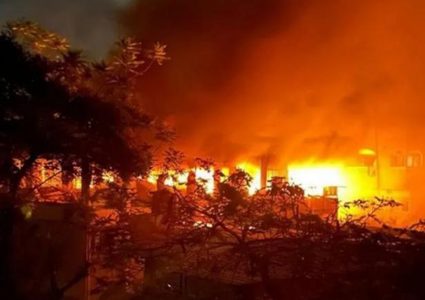 50 شهيدا منذ فجر اليوم .. الاحتلال يحرق نازحين بمركز إيواء في غزة