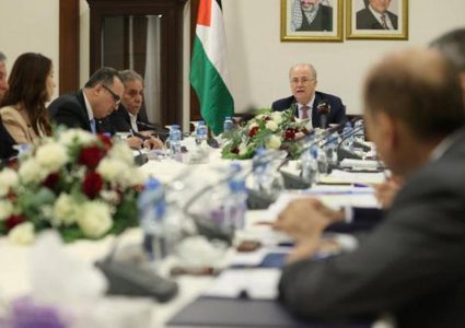 مجلس الوزراء يوقع قرارا بالمصادقة على إلزامية شراء المنتج الوطني في العطاءات