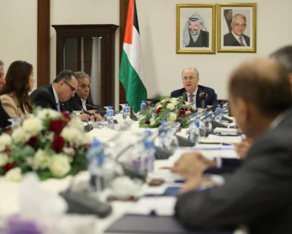 مجلس الوزراء يوقع قرارا بالمصادقة على إلزامية شراء المنتج الوطني في العطاءات