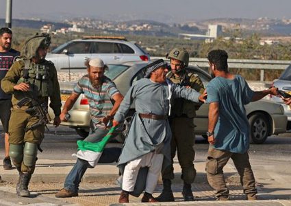 إصابة مواطن وزوجته إثر اعتداء المستوطنين عليهما في مسافر يطا