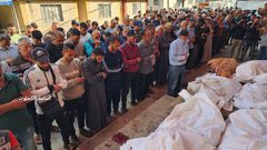 وداع وتشييع 30 شهيدا ارتقوا في مجازر الاحتلال التي ارتكبها بحق العائلات وسط قطاع غزة فجر اليوم.