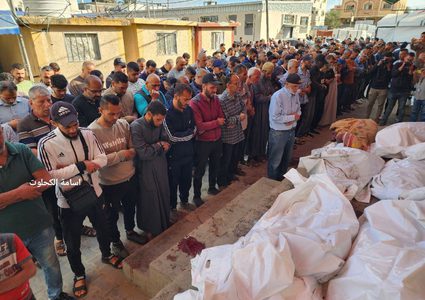 وداع وتشييع 30 شهيدا ارتقوا في مجازر الاحتلال التي ارتكبها بحق العائلات وسط قطاع غزة فجر اليوم.