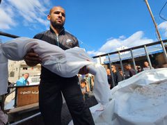 وداع وتشييع 30 شهيدا ارتقوا في مجازر الاحتلال التي ارتكبها بحق العائلات وسط قطاع غزة فجر اليوم.