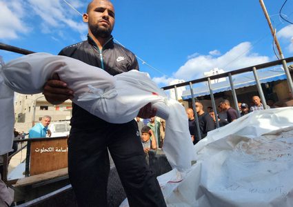 وداع وتشييع 30 شهيدا ارتقوا في مجازر الاحتلال التي ارتكبها بحق العائلات وسط قطاع غزة فجر اليوم.