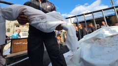 وداع وتشييع 30 شهيدا ارتقوا في مجازر الاحتلال التي ارتكبها بحق العائلات وسط قطاع غزة فجر اليوم.