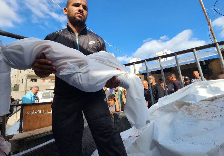 وداع وتشييع 30 شهيدا ارتقوا في مجازر الاحتلال التي ارتكبها بحق العائلات وسط قطاع غزة فجر اليوم.