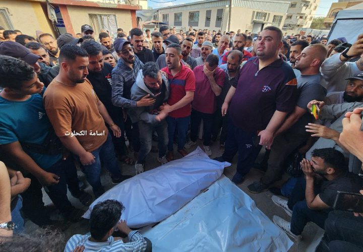 وداع وتشييع 30 شهيدا ارتقوا في مجازر الاحتلال التي ارتكبها بحق العائلات وسط قطاع غزة فجر اليوم.