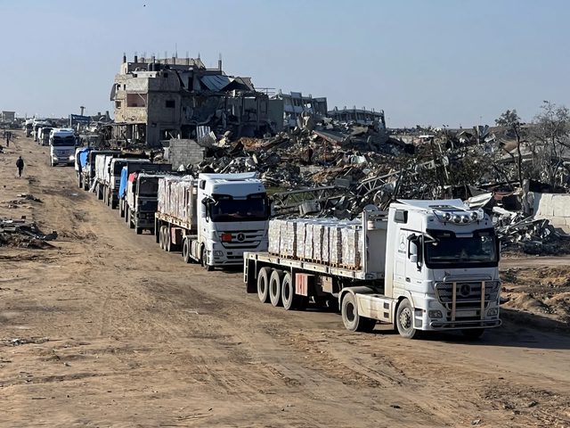 الاحتلال يماطل في إدخال المساعدات لغزة.. ويقصف منازل المدنيين