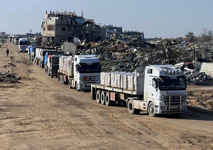 الاحتلال يماطل في إدخال المساعدات لغزة.. ويقصف منازل المدنيين