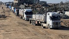 الاحتلال يماطل في إدخال المساعدات لغزة.. ويقصف منازل المدنيين