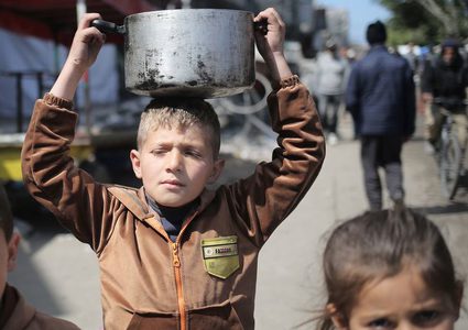 "الديمقراطية": احتجاز المساعدات ومنع توزيعها لطخة عار على حكومة نتنياهو