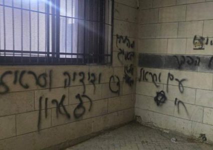 بعد ان أحرقوا مركبة .. مستوطنون يحاولون إحراق مسجد في عقربا