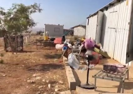 أهالي تجمع مغاير الدير يرحلون قسرا تحت وطأة اعتداءات المستوطنين في المنطقة