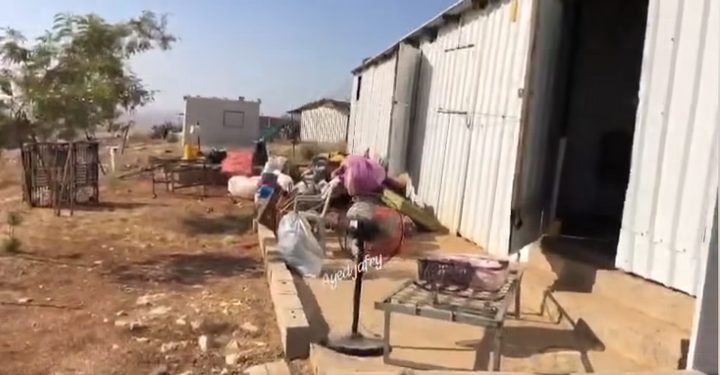 أهالي تجمع مغاير الدير يرحلون قسرا تحت وطأة اعتداءات المستوطنين في المنطقة
