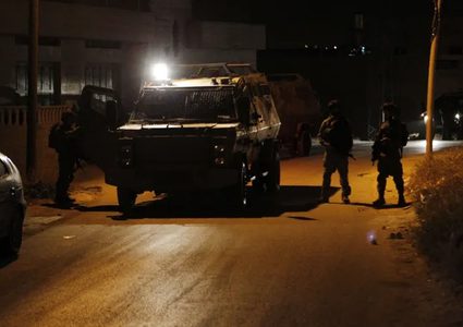 الاحتلال يقتحم نابلس ويداهم عددا من المنازل ومحلا تجاريا
