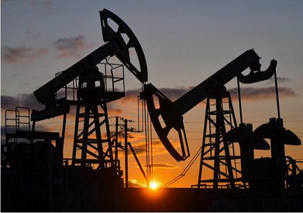 النفط يتراجع ويتجه لأول انخفاض أسبوعي له منذ 3 أسابيع