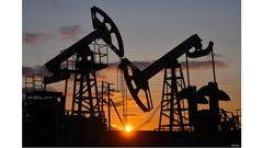 النفط يتراجع ويتجه لأول انخفاض أسبوعي له منذ 3 أسابيع