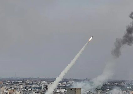 الحوثيون يعلنون استهداف مطار بن غوريون بصاروخ باليستي