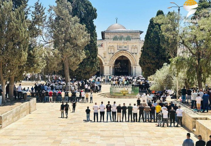 40 ألفا يؤدون صلاة الجمعة في المسجد الأقصى
