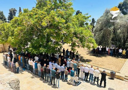 40 ألفا يؤدون صلاة الجمعة في المسجد الأقصى