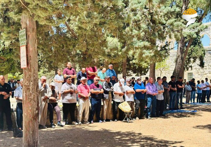 40 ألفا يؤدون صلاة الجمعة في المسجد الأقصى