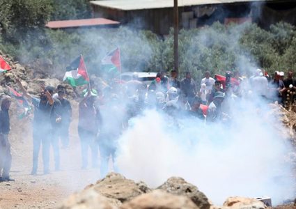 الاحتلال يقمع مسيرة بيتا الأسبوعية شرق نابلس