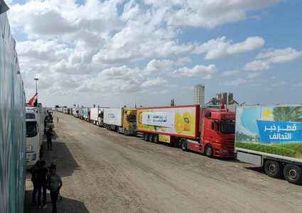 اسرائيل: نقل٨٤ من شاحنات المساعدات الى غزة يوم الجمعة