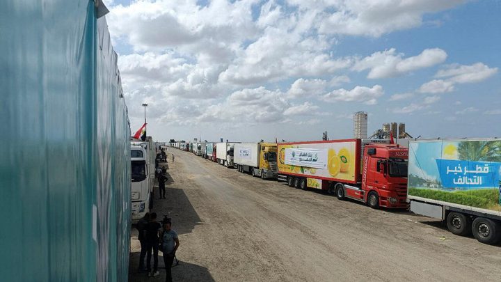 اسرائيل: نقل٨٤ من شاحنات المساعدات الى غزة يوم الجمعة