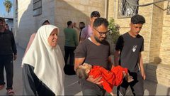 "سلاح التجويع" الإسرائيلي يقتل طفلاً جديدًا في غزة وسط تحذيرات من مجاعة وشيكة